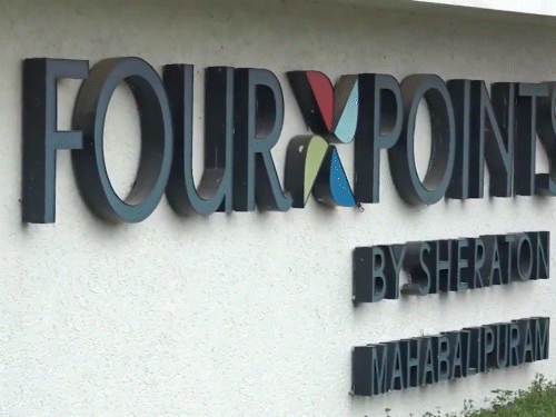 महाबलीपुरम के इसी रिजॉर्ट में पीड़ित परिवारों से मिले विजय।