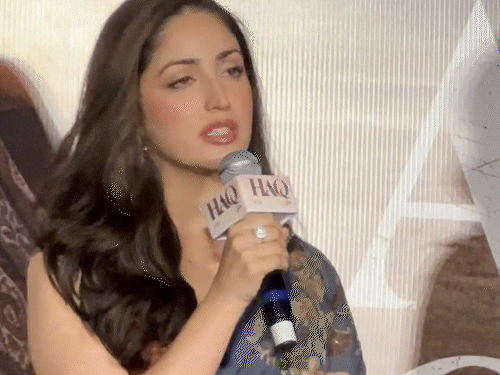 शाह बानो प्रकरणावर आधारित 'हक' चित्रपटाचा ट्रेलर प्रदर्शित: इमरान हाश्मी म्हणाला- महिलांचा आवाज ओळखा, पात्राच्या खोलात दिसली यामी गौतम शाह बानो प्रकरणावर आधारित 'हक' चित्रपटाचा ट्रेलर प्रदर्शित: इमरान हाश्मी म्हणाला- महिलांचा आवाज ओळखा, पात्राच्या खोलात दिसली यामी गौतम