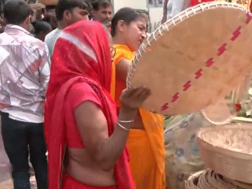 दिल्ली में 1300 घाटों पर छठ पूजा की जा रही है। महिलाओं ने सोमवार को खरीदारी की।