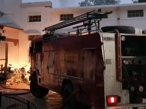 दमकल की टीम ने तेजी से राहत-बचाव कार्य शुरू किया और आग पर काबू पाया।