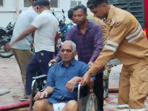 गंभीर और बुजुर्ग मरीजों को स्ट्रेचर और व्हीलचेयर के जरिए सुरक्षित बाहर निकाला गया।
