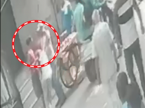 लाल टीशर्ट पहने युवक ने लड़की की चोटी पकड़कर सड़क पर गिराने के लिए खींचना शुरू कर दिया।