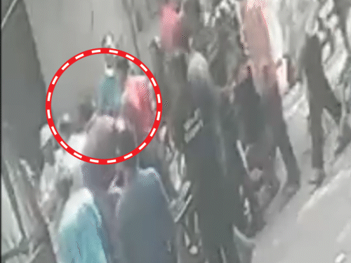 लड़की से झड़प के दौरान भीड़ इकट्ठा हो गई लेकिन किसी ने कुछ नहीं बोला।