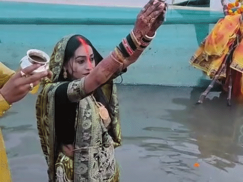 छत्तीसगढ़ में छठ घाटों पर डूबते सूर्य को अर्घ्य देकर व्रतियों ने पूजा अर्चना की। - Dainik Bhaskar