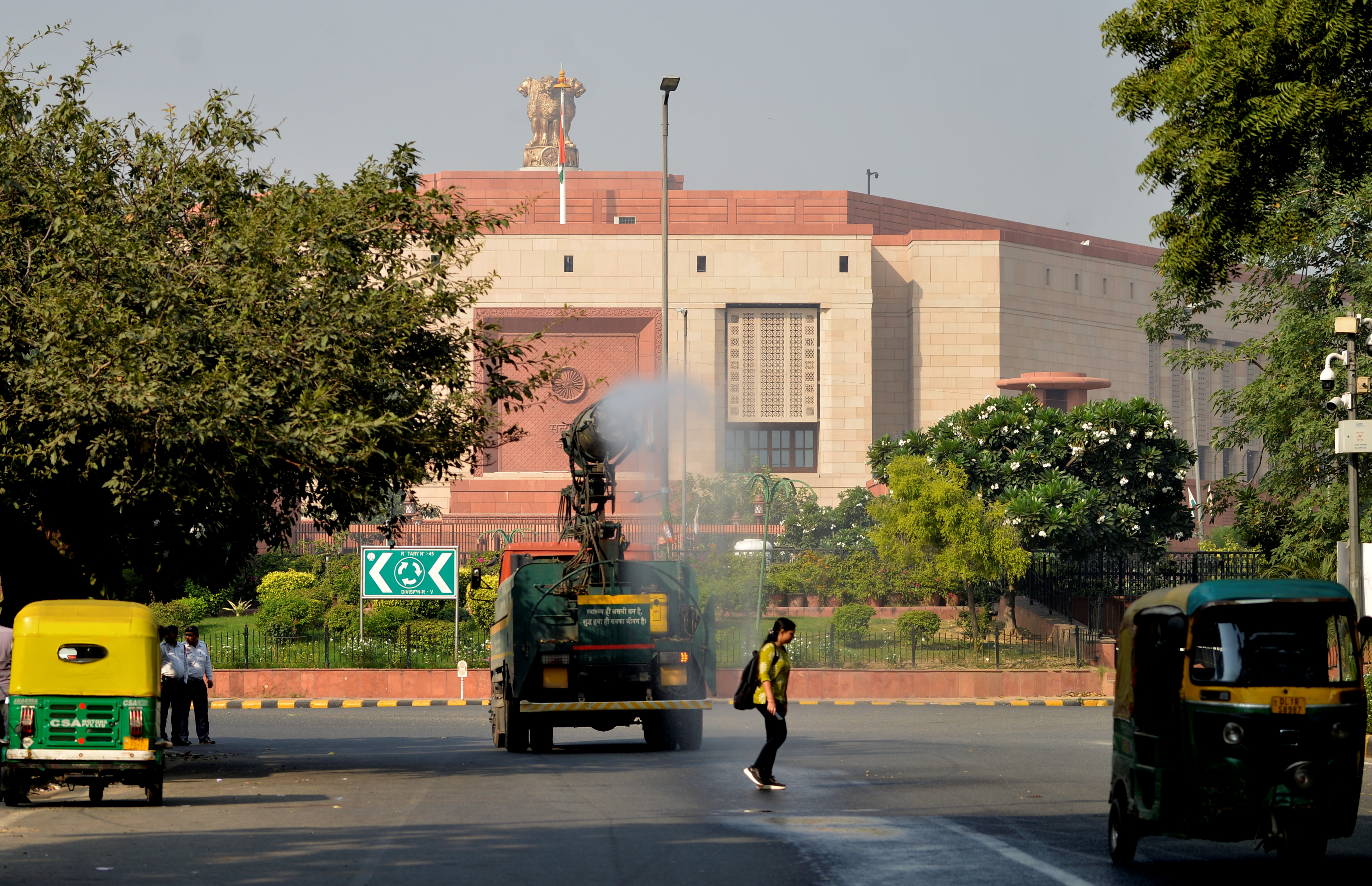 नई दिल्ली: राजधानी में प्रदूषण के बढ़ते लेवल को देखते हुए सड़कों पर पानी का छिड़काव किया जा रहा है।
