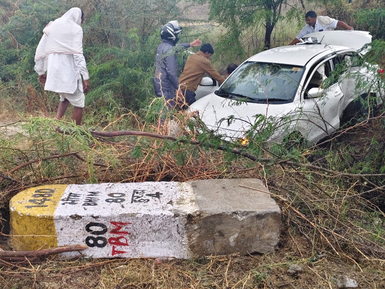 भीलवाड़ा में गुलाबपुरा थाना क्षेत्र में नेशनल हाईवे-148 पर लक्ष्मीपुर के पास एक तेज रफ्तार कार बेकाबू होकर पलटी खाती हुई खेत में जा गिरी।