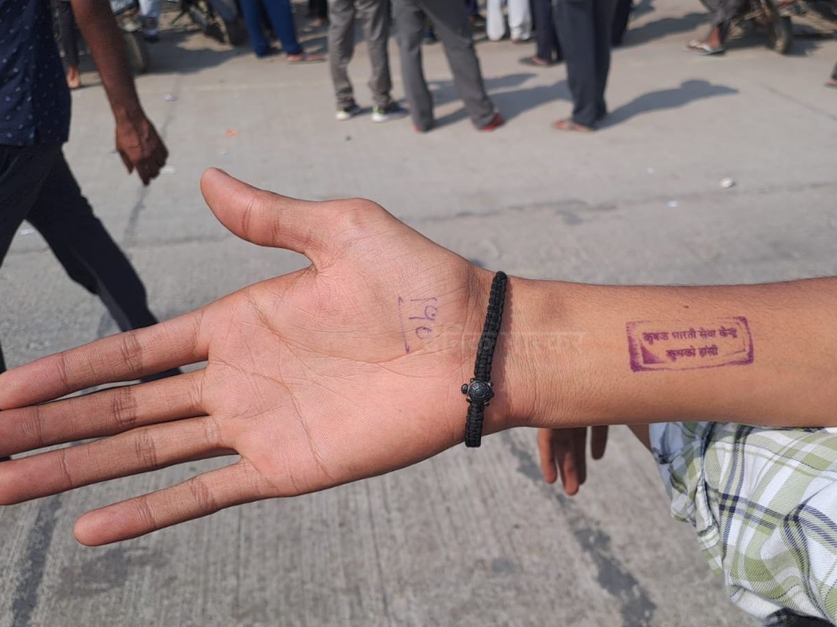 हांसी में डीएपी के लिए सुबह 4 बजे लगी लाइन:  किसानों के हाथों पर लग रही मोहर; बोले- अंग्रेजों का जमाना याद आया – Hansi News