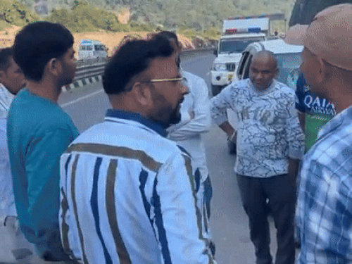 कांगड़ा में चलती कार पर गिरा पत्थर, बाल-बाल बचे सवार:  रानीताल-मटौर फोरलेन पर हादसा; गाड़ी का आगे का हिस्सा क्षतिग्रस्तए शीशे टूटे – Dehra News