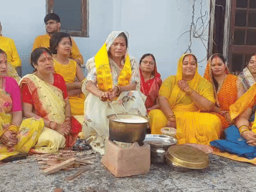 महिलाएं छठी माई के लिए प्रसाद तैयार करती हुई।