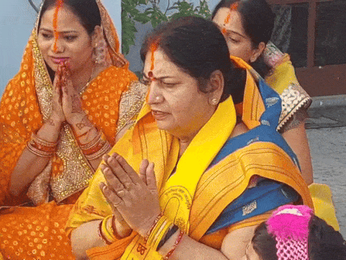 हरिद्वार में महिलाएं छठी माई का गीत गाते हुए।