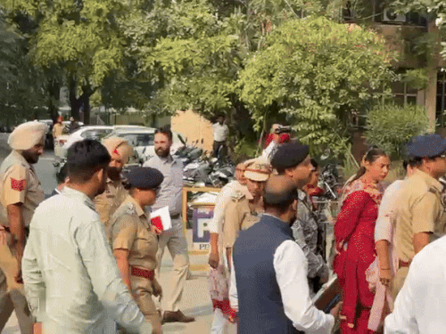 सुरक्षा घेरे में सांसद कंगना रनोट को कोर्ट के अंदर ले जाया गया।