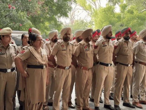 बठिंडा कोर्ट के बाहर तैनात पंजाब पुलिस के जवान।