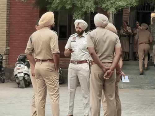 बठिंडा कोर्ट के बाहर तैनात पुलिस के जवान।