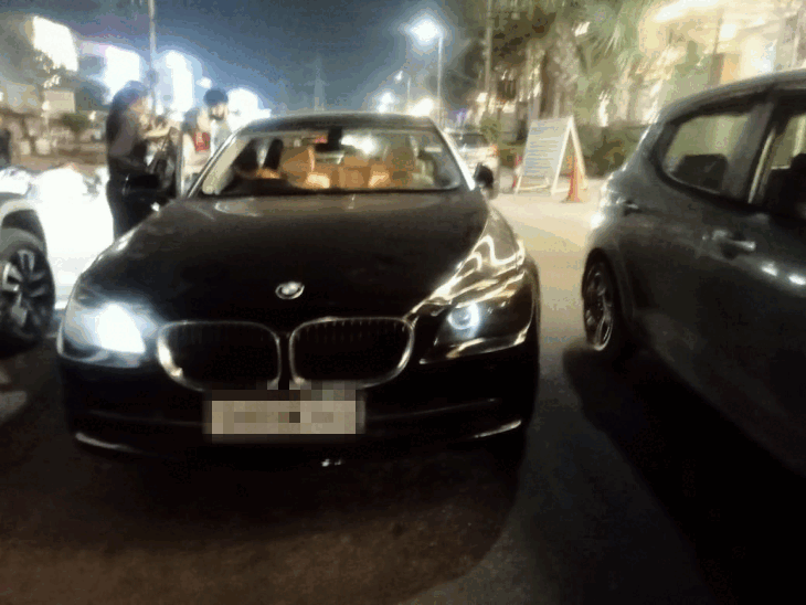 कारे टकराने पर पंजाबी सिंगर में विवाद हुआ।