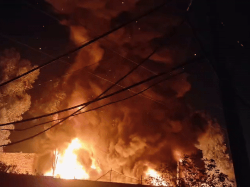 लम्मा पिंड चौक में माता रानी के मंदिर के पास टायर गोदाम में लगी आग।