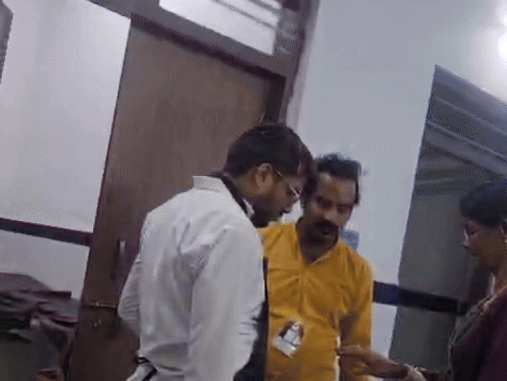 पोते को बचाने के दौरान दादी के हाथ भी गर्म तेल से झुलस गए।