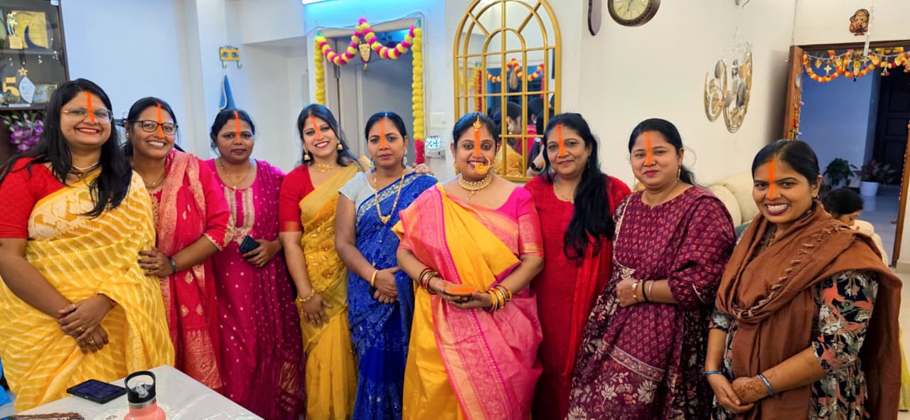 केरल के एर्नाकुलम में छठ पूजा को लेकर इकट्ठा हुई बिहारी समुदाय की महिलाएं।