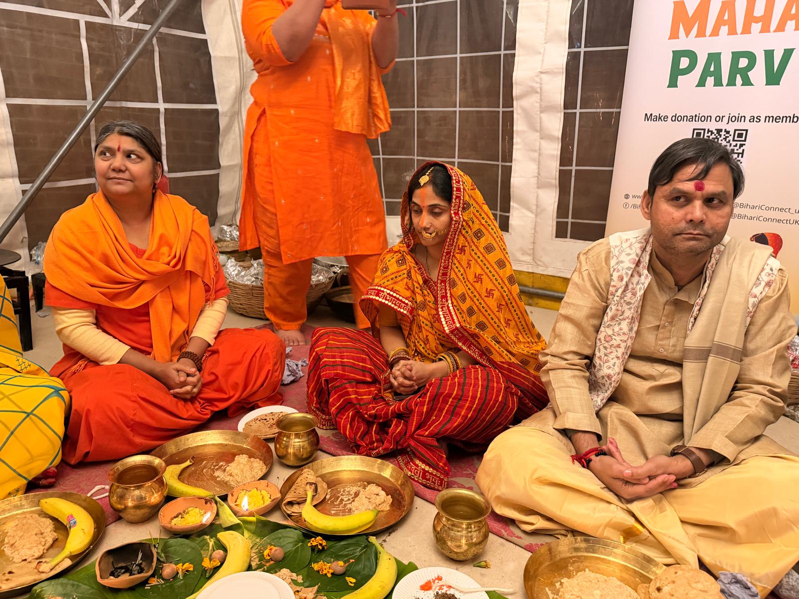 ब्रिटेन में छठ पूजा के दौरान बिहारी समुदाय के लोग।