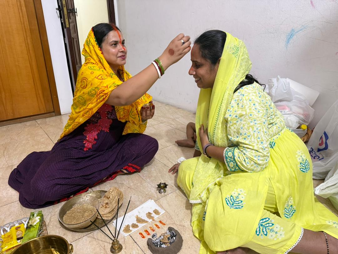 घाना में छठ पूजा करती भारतीय महिलाएं।