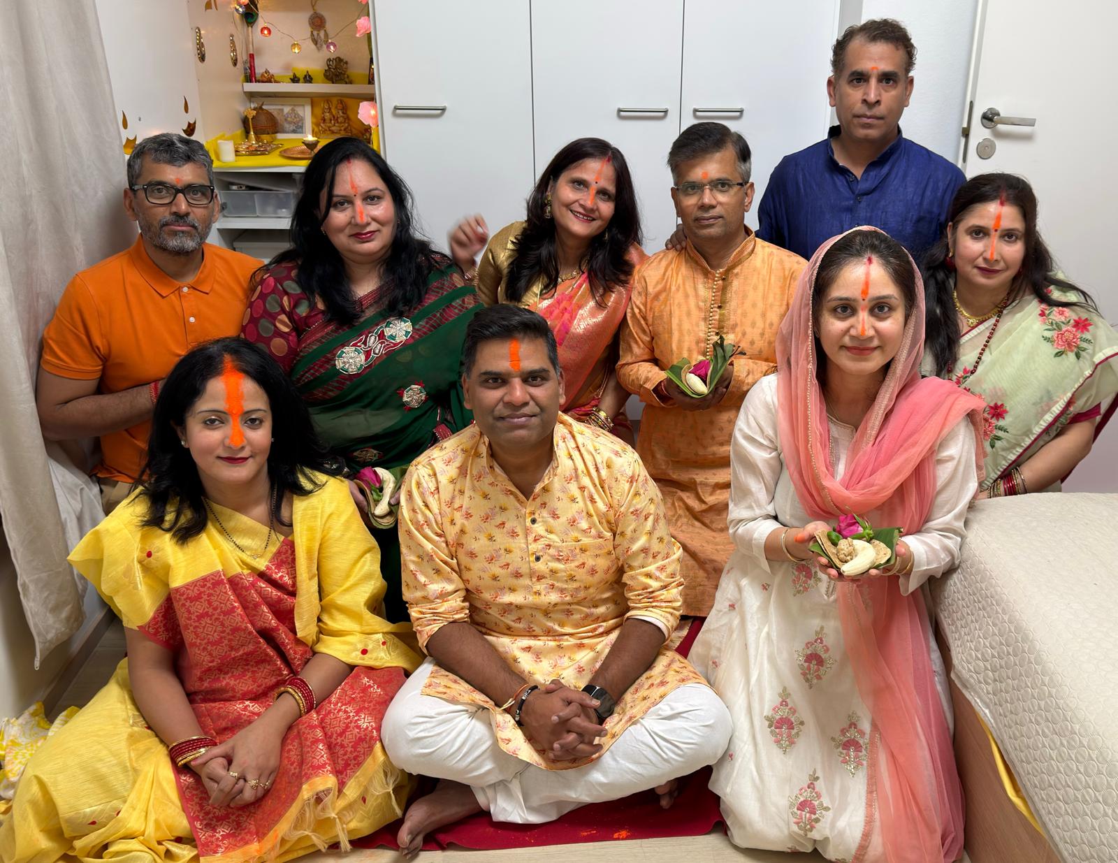 फिनलैंड में छठ पूजा का प्रसाद लेते बिहारी समुदाय के लोग।