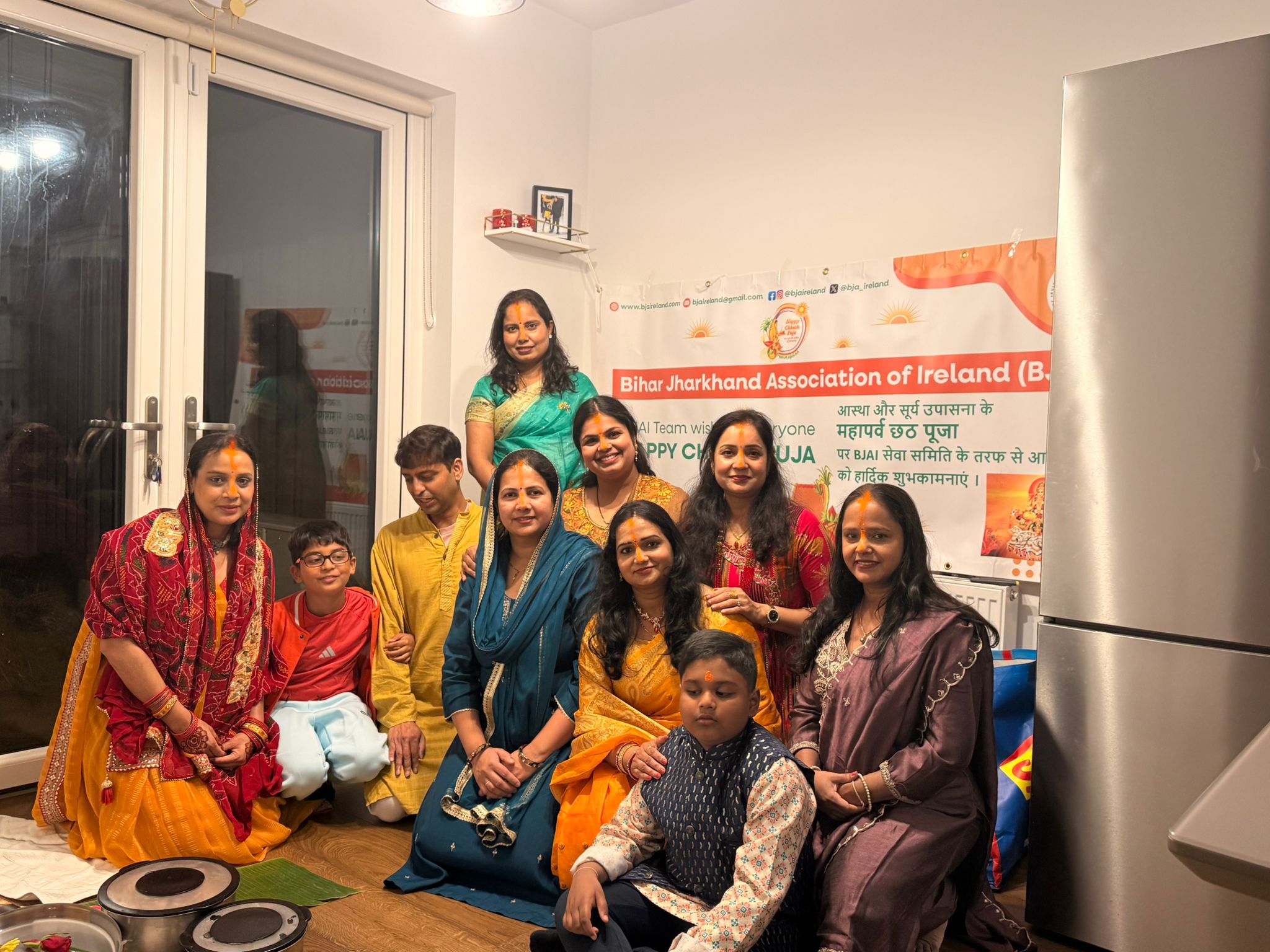 आयरलैंड में छठ पूजा के लिए एकसाथ इकट्ठा हुई भारतीय महिलाएं।
