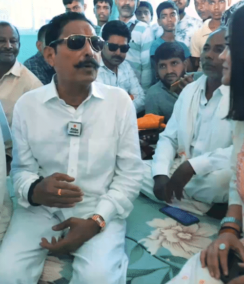 समर्थकों और कार्यकर्ताओं से मिलते हुए अनंत सिंह उर्फ छोटे सरकार।