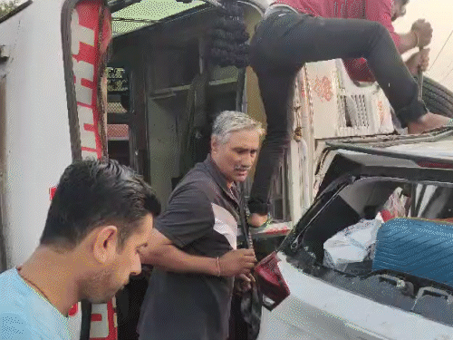 हादसे के बाद लोगों ने कार व बस के शीशे तोड़कर घायलों को बाहर निकाला और अस्पताल पहुंचाया।