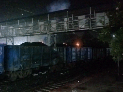 मालगाड़ी से चिंगारी निकलते देख रेलकर्मियों को हादसे का पता चला।