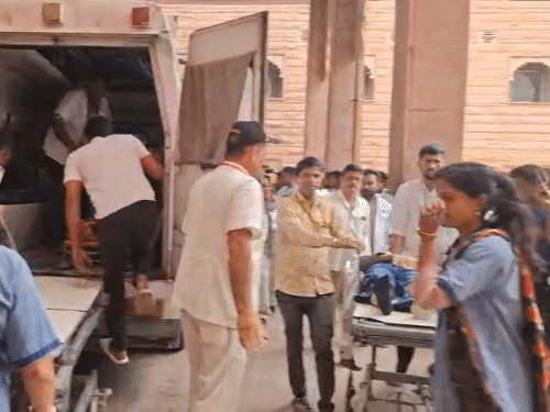 सड़क हादसे में गंभीर रूप से घायल 10 लोगों को मथुरा दास माथुर हॉस्पिटल में भर्ती कराया गया।