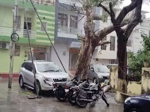 कोटा में रविवार देर रात से सोमवार सुबह तक रुक-रुककर बारिश होती रही।