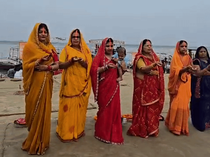 वाराणसी के घाट पर सोमवार को महिलाओं ने छठ की पूजा की।