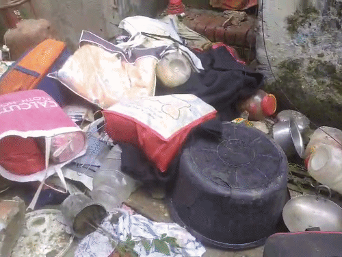 दबंगों ने घर में घुसकर सारा घरेलू सामान तोड़ दिया। इधर-उधर बिखराने के साथ सड़क पर भी सामान फेंका।