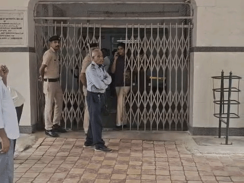 हॉस्पिटल परिसर में 20 RPF जवानों को तैनात किया गया है।