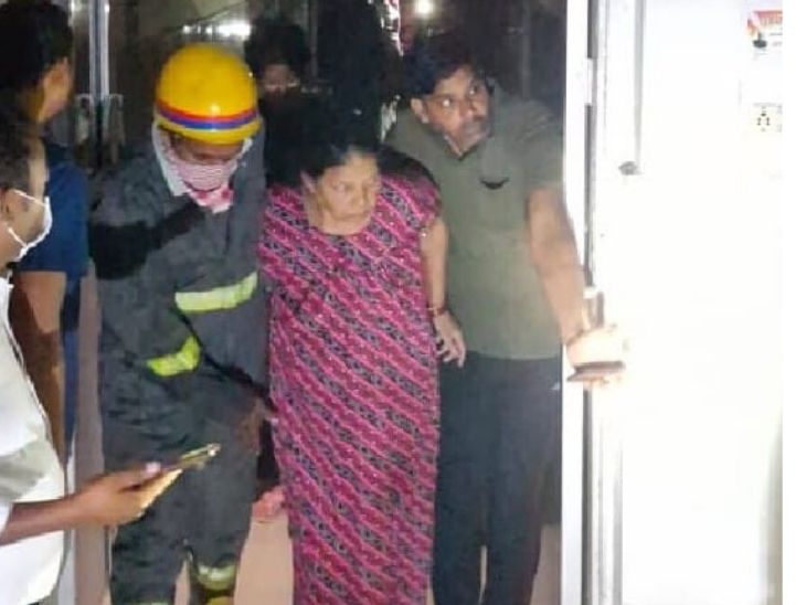 फायर ब्रिगेड की टीम और अस्पताल के स्टाफ ने बुजुर्ग मरीजों को दूसरे वार्ड में शिफ्ट किया।