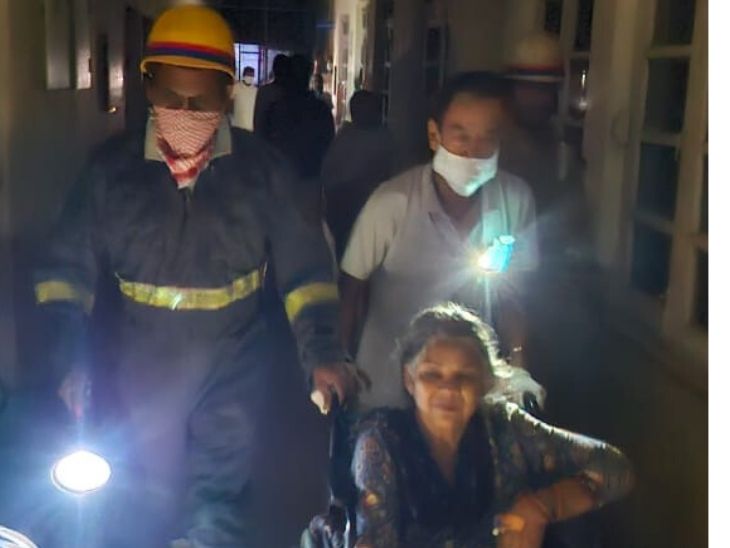 मरीजों को स्ट्रेचर और व्हीलचेयर के जरिए सुरक्षित बाहर निकाला गया।