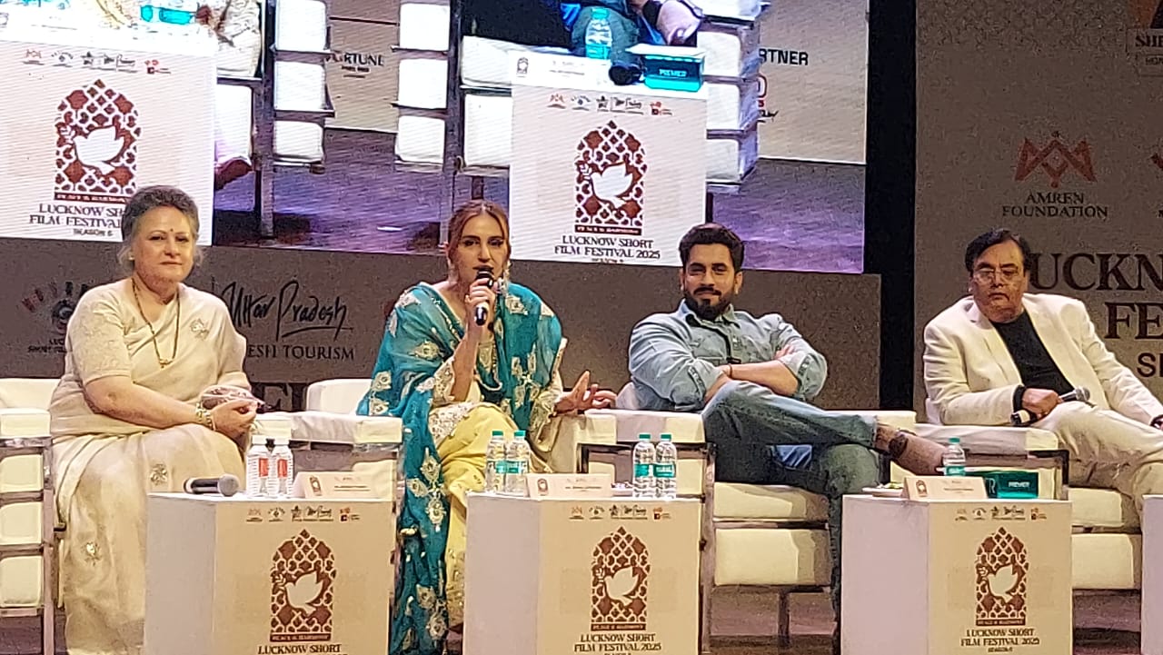 पैनल के साथ चर्चा करती हुई हुमा कुरैशी , सनी सिंह और अन्य लोग