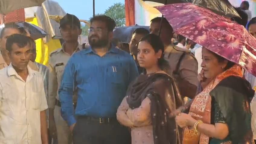 शहर एसडीएम आर्ची हरित, तहसीलदार ऋशभ ठाकुर व्यवस्था देखते हुए।