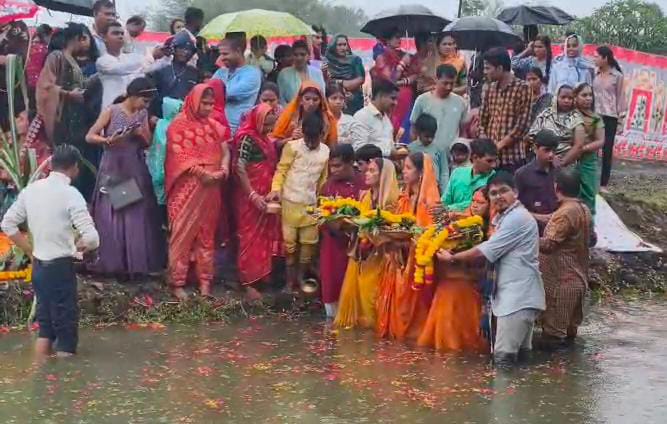 बारिश के बीच पूजा के लिए समाजजनों का उत्साह कम नहीं हुआ।