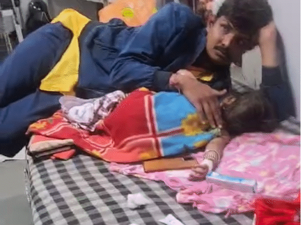 खौलते तेल की कढ़ाई में गिरा दो साल का बच्चा:  राजस्थान से परिवार के साथ बागेश्वर धाम आया था, बचाने में दादी के हाथ भी झुलसे – Chhatarpur (MP) News