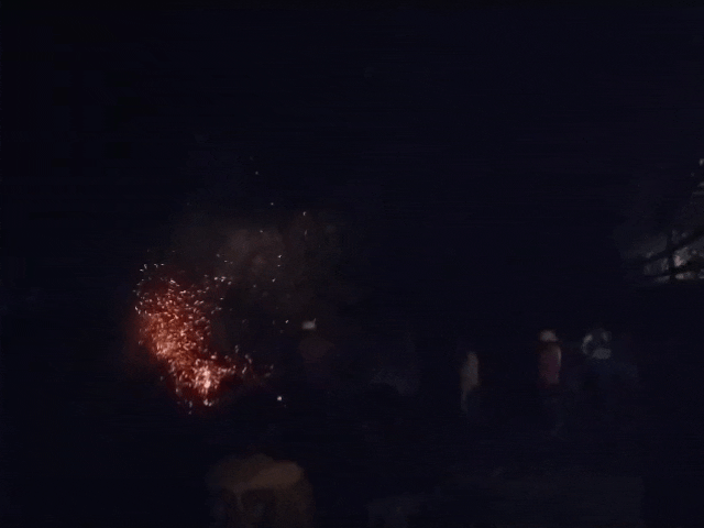 ग्रामीणों ने भी आग बुझाने की कोशिश की, 4 घंटे में दमकलकर्मियों ने बुझाई आग।