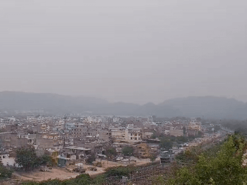जयपुर में सोमवार सुबह बादल छाए रहे।