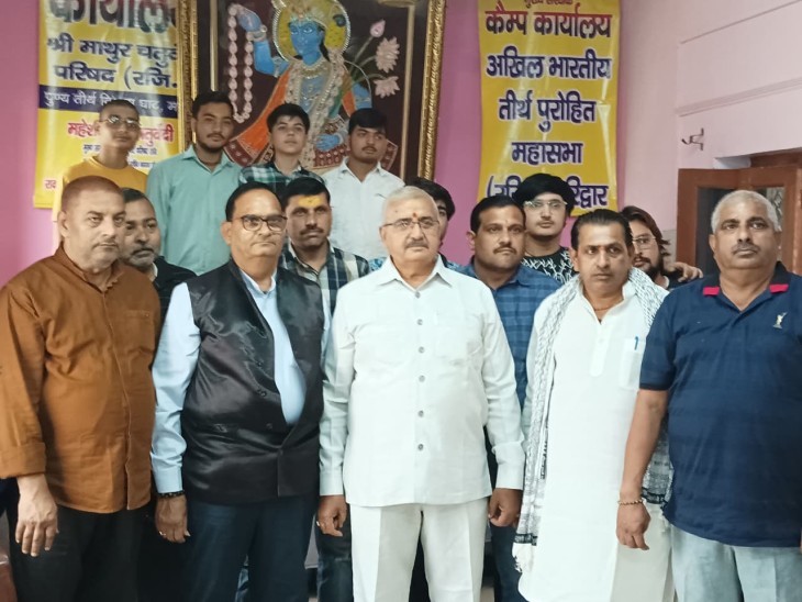 माथुर चतुर्वेद परिषद कार्यालय में परिषद के महामंत्री राकेश तिवारी एडवोकेट ने बताया कि 31 अक्टूबर को कंस के 18 हाथ ऊंचे पुतले को लाठियों से पीटा जायेगा