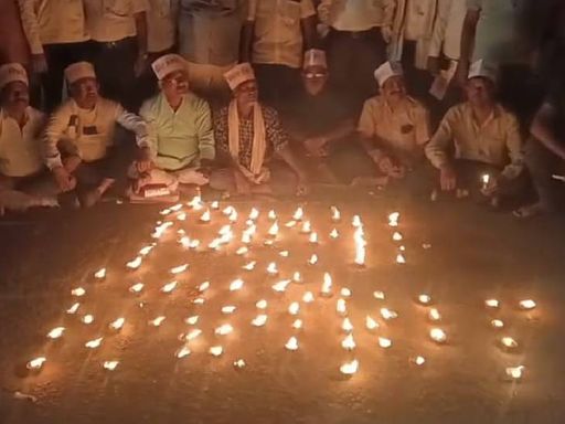 खून के दीये जलाकर प्रदर्शन करते सीहोरा के लोग।