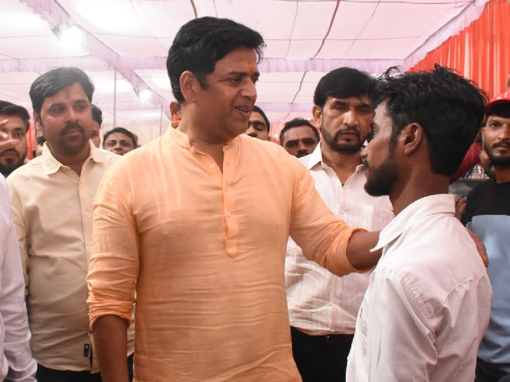 यात्रियों से सुविधाओं का फीडबैक लेते हुए