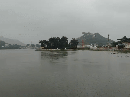डूंगरपुर में सोमवार सुबह बारिश के बाद गेपसागर झील का खूबसूरत नजारा।