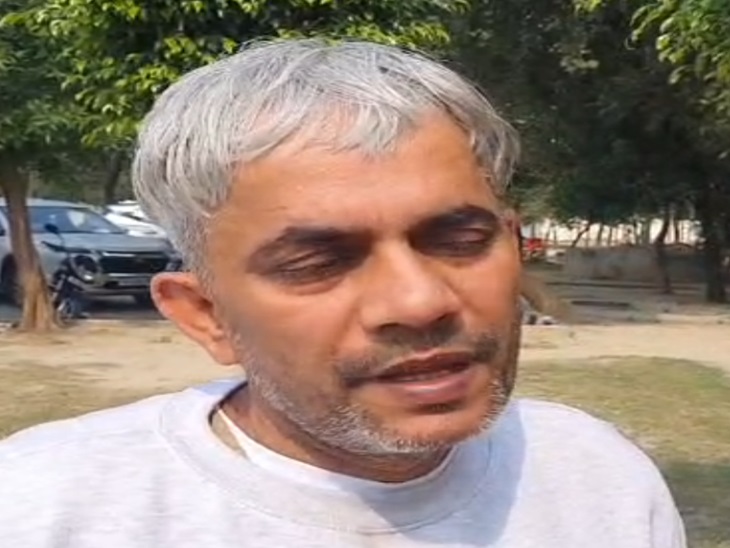 अमेरिका से आने के बाद बातचीत करते हुए नरेश