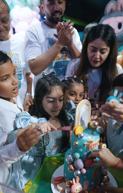 मुलगी ताराच्या वाढदिवसाच्या पार्टीत माही आणि जय.