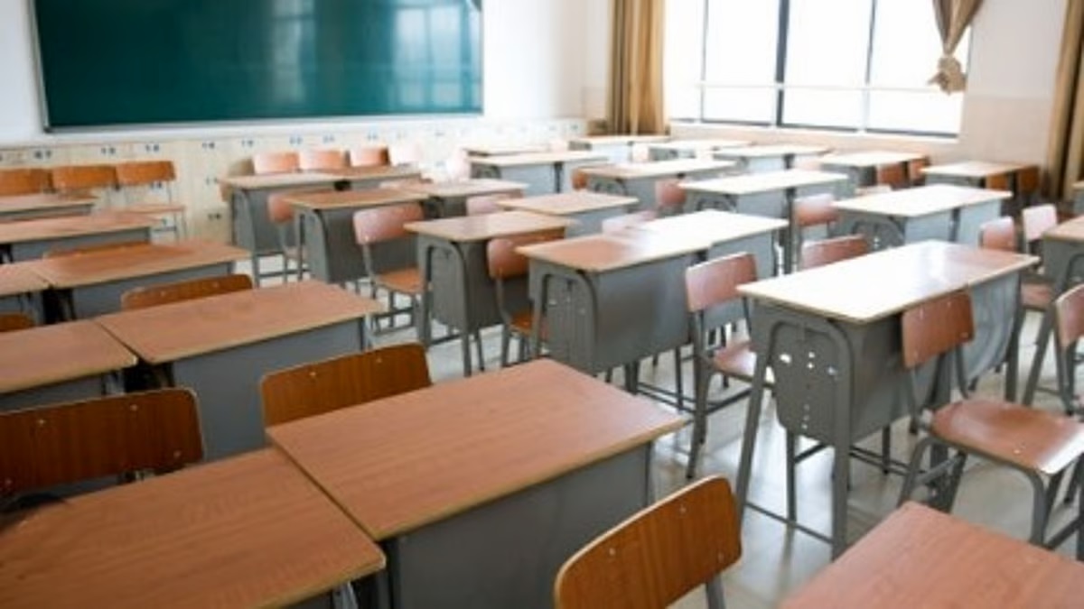 अधिकांश राज्यों में इससे बचने के लिए स्कूलों का मर्जर भी किया जा रहा है।