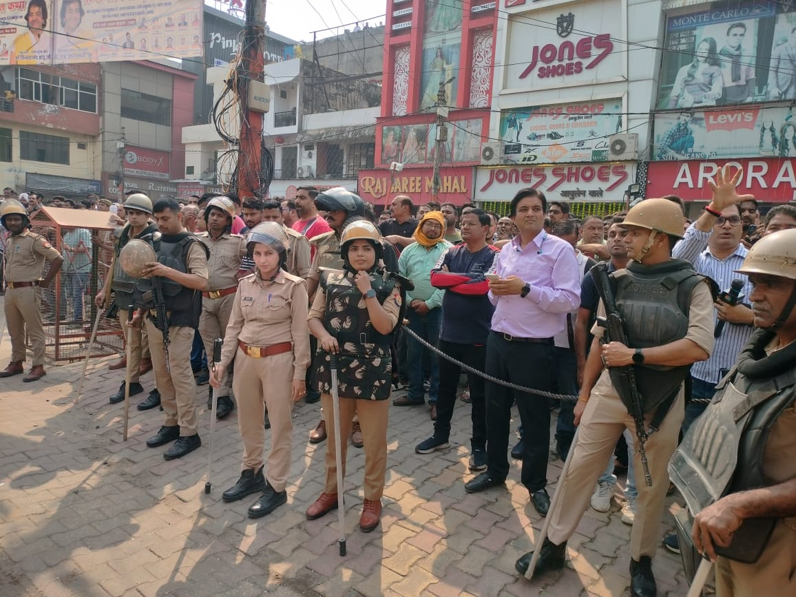 मौके पर मौजूद पुलिस बल