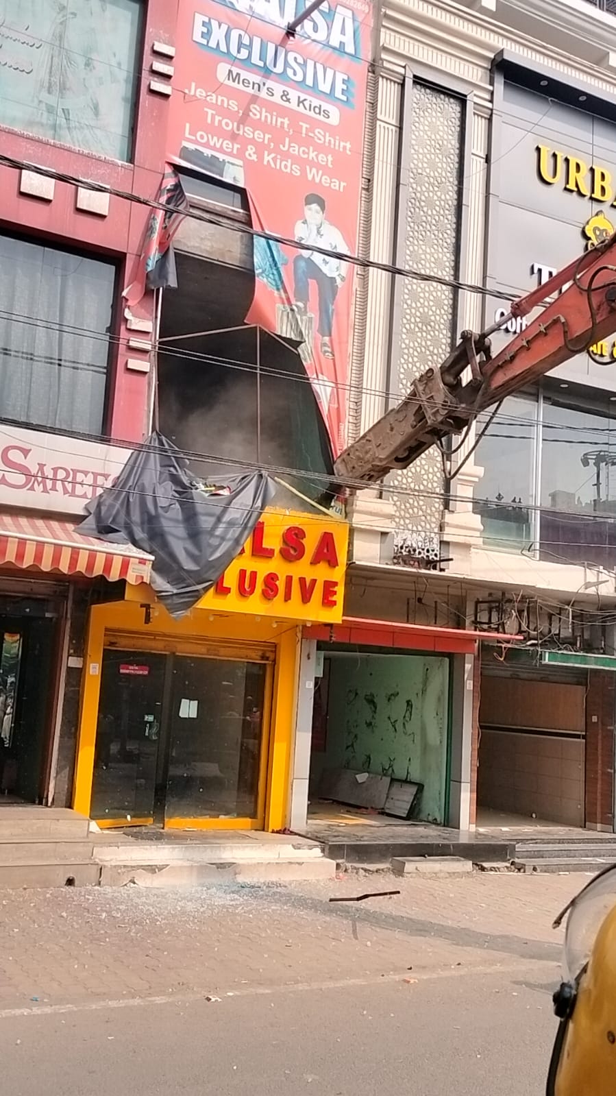 शनिवार में ध्वस्तीकरण की कार्रवाई शुरू होने के दौरान